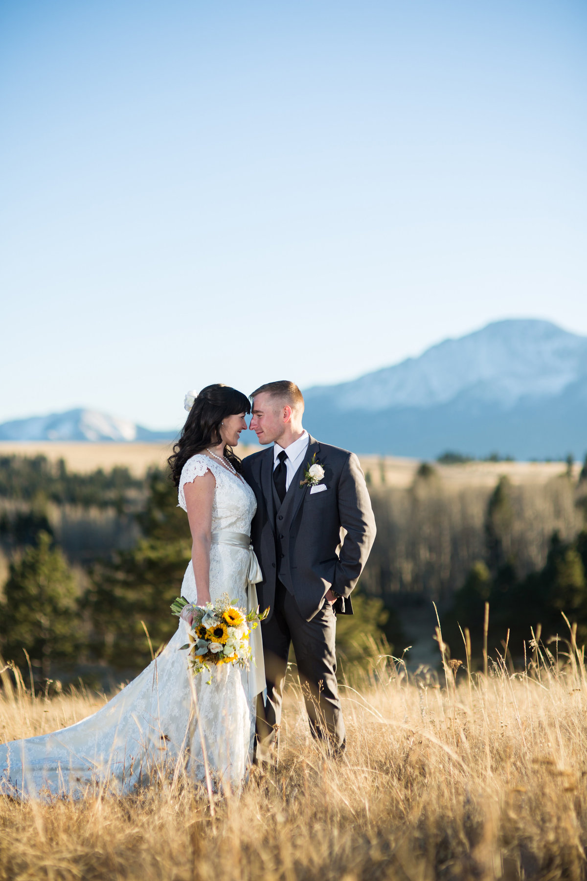 wedding couple with view of pikes peak
