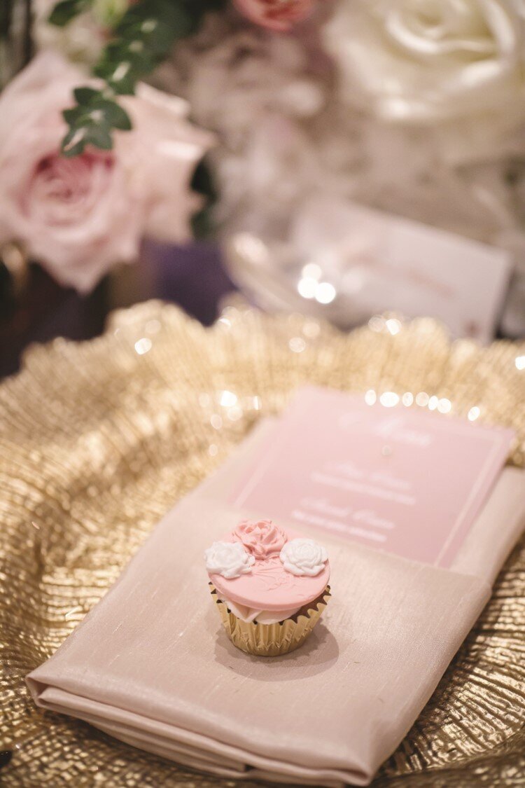 blush-gold-wedding-reception-charger-minicupcake