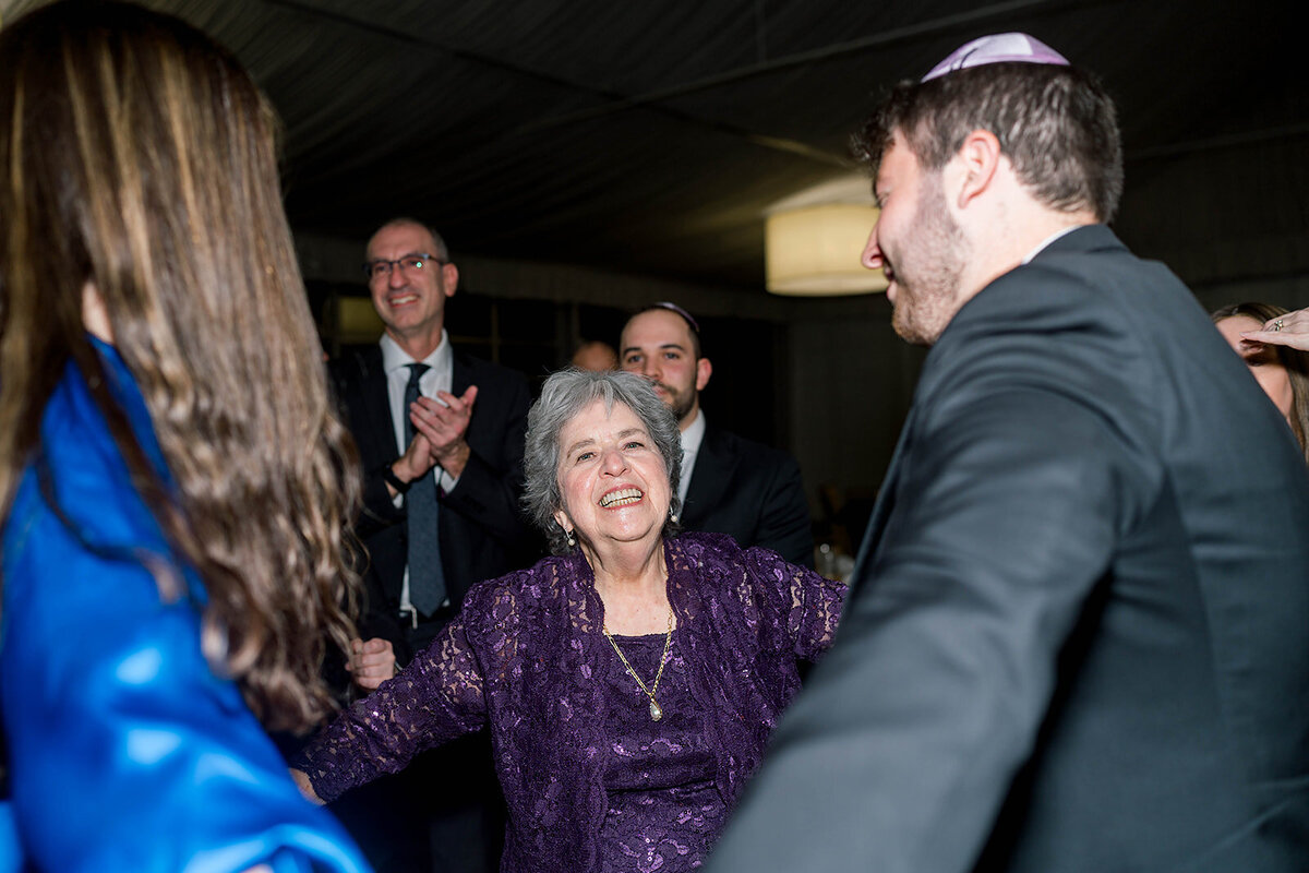 Eliana-Melmed-Photography-Chicago-LosAngeles-Jewish-WeddingPhotography-SimchaDancing-00153