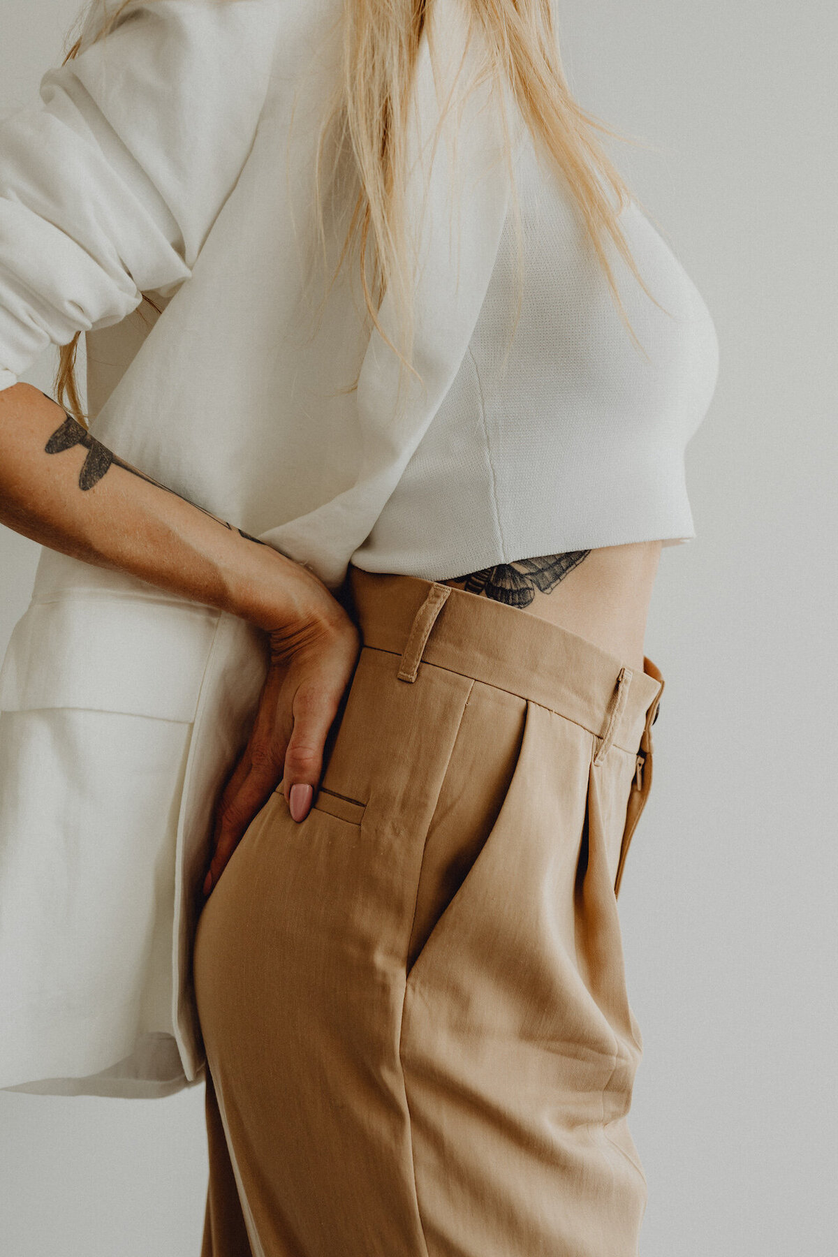 kaboompics_minimal-fashion-unrecognizable-woman-in-beige-trousers-27548