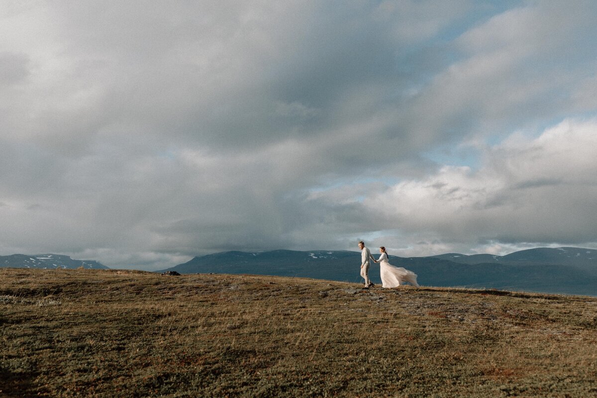 autumn-wedding-kiruna-lapland-photographer-elopement-björkliden-bröllop-bröllopsfotograf_4