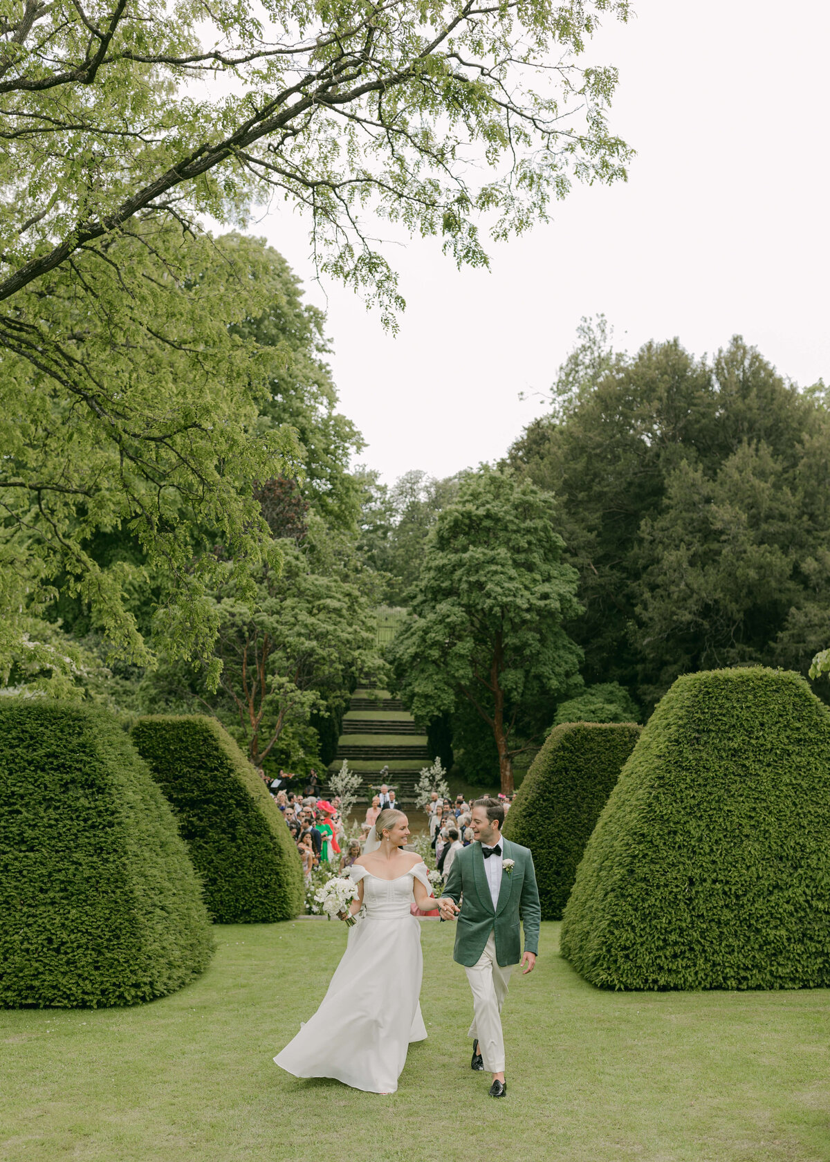 chloe-winstanley-weddings-cotswolds-cornwell-manor-garden-outdoor-ceremony-couple