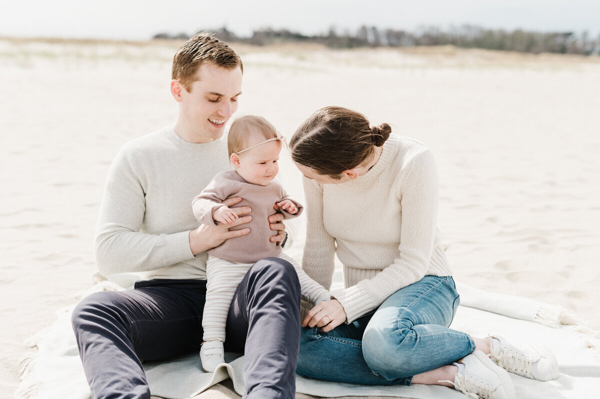 crane-beach-family-session-boston-lifestyle-motherhood-photographer-photo-4
