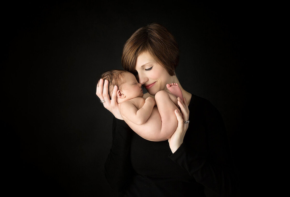 mom and newborn photography posing