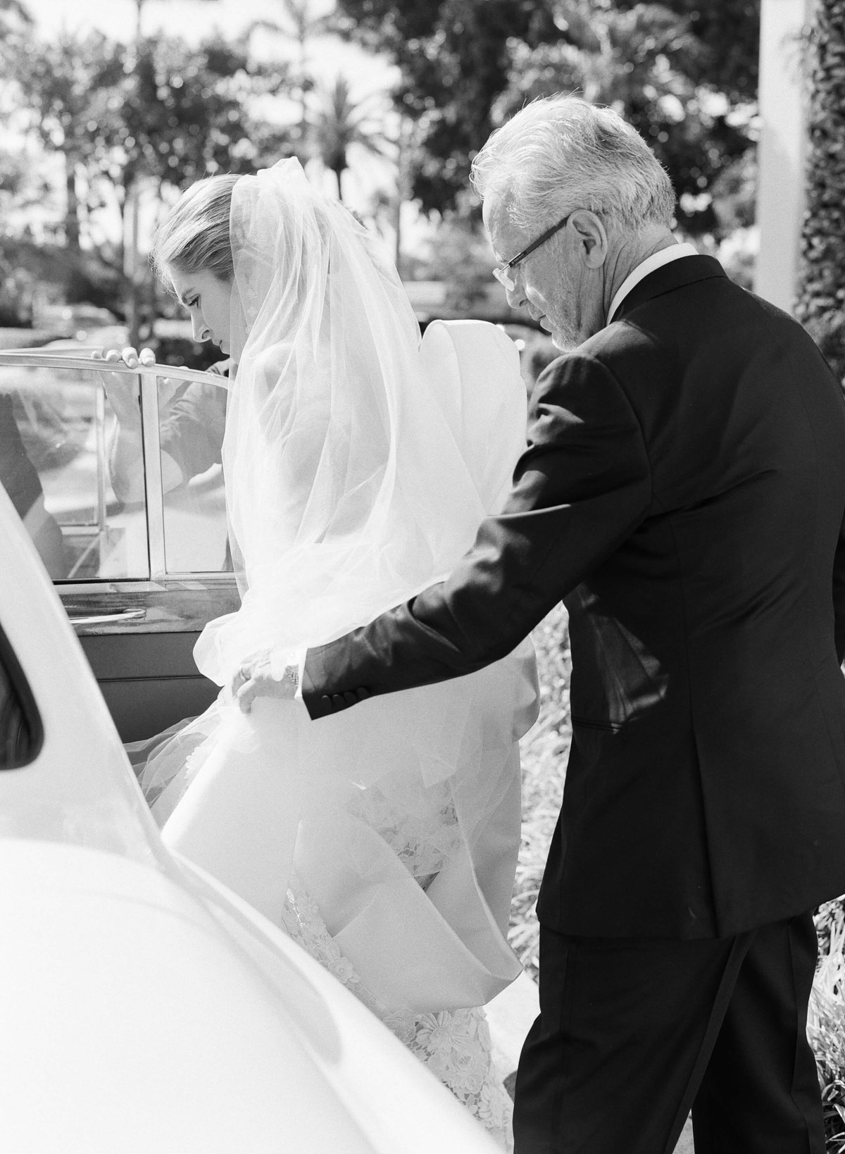 15-KTMerry-weddings-father-bride-car