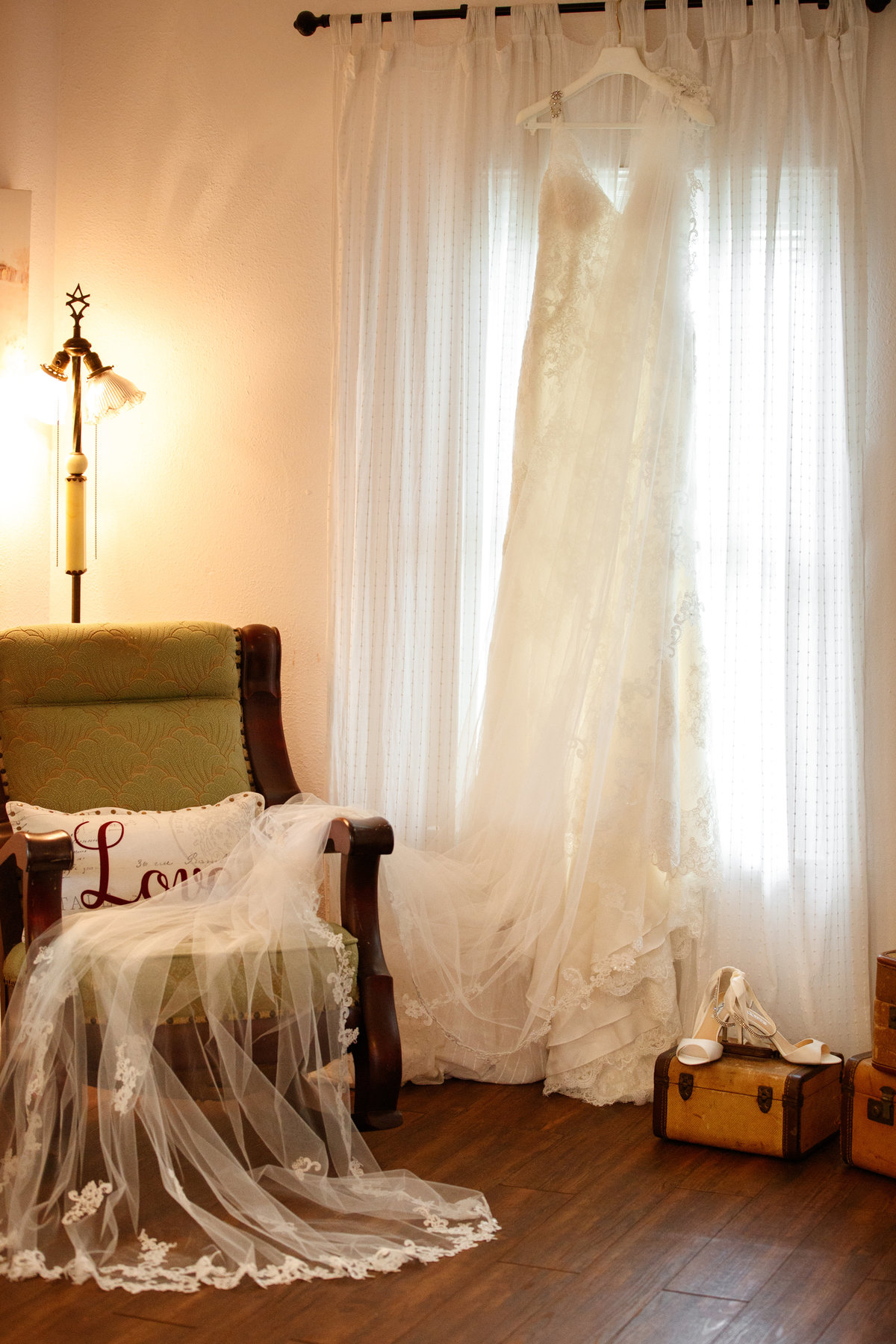 Austin wedding photographer pecan springs ranch wedding photographer bridal cottage