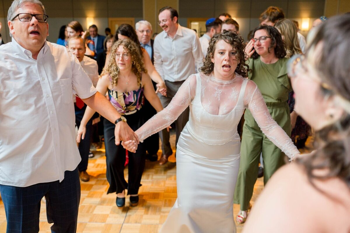 Eliana-Melmed-Photography-Chicago-LosAngeles-Jewish-WeddingPhotography-ShulaNoah-Simcha-Dancing-00068