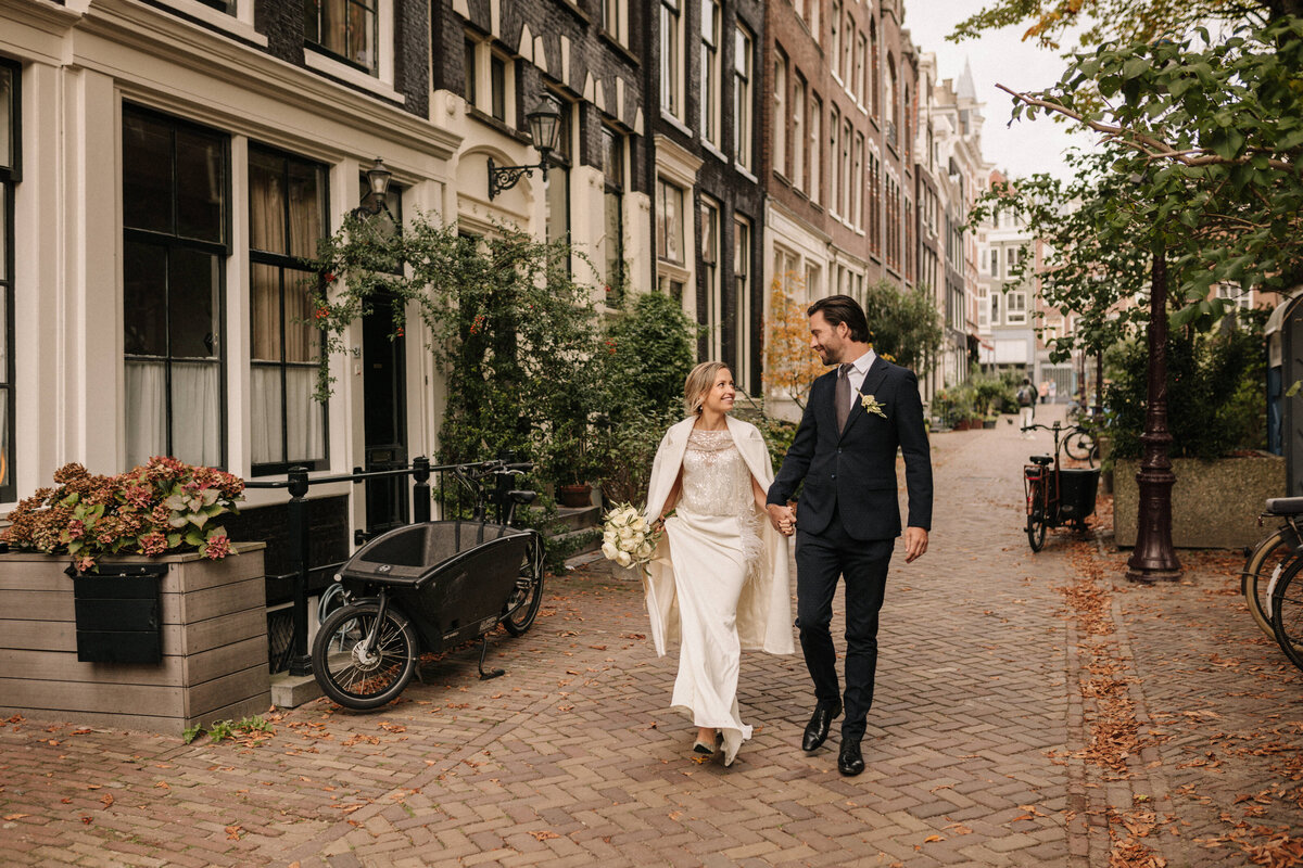 Brautpaar laufend in Amsterdam