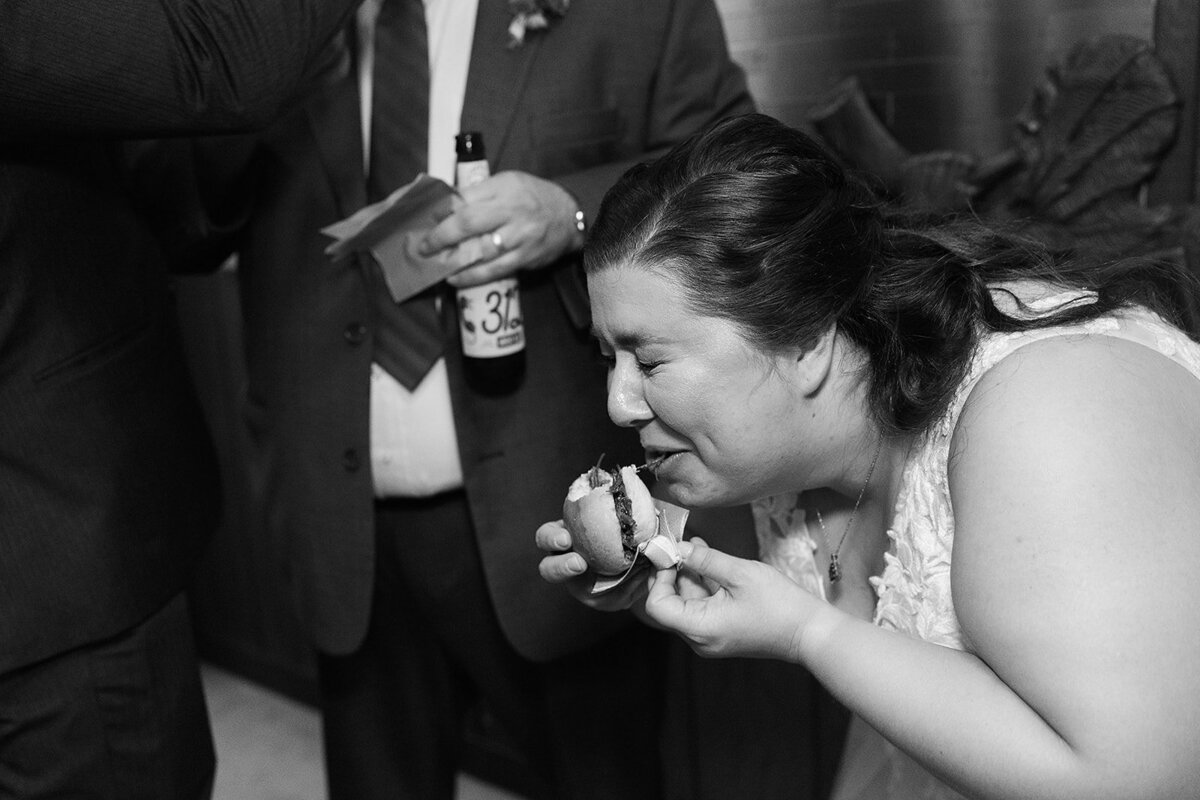 Eliana-Melmed-Photography-Chicago-LosAngeles-Jewish-WeddingPhotography-ElianaSklar-CocktailHour-00077