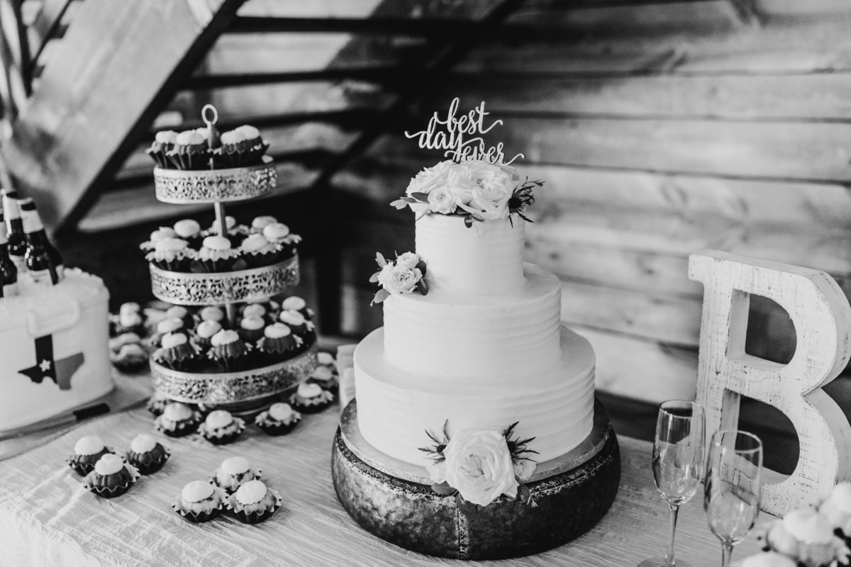 Alexa-Vossler-Photo_Dallas-Wedding-Photographer_North-Texas-Wedding-Photographer_Stephanie-Chase-Wedding-at-Morgan-Creek-Barn-Aubrey-Texas_120