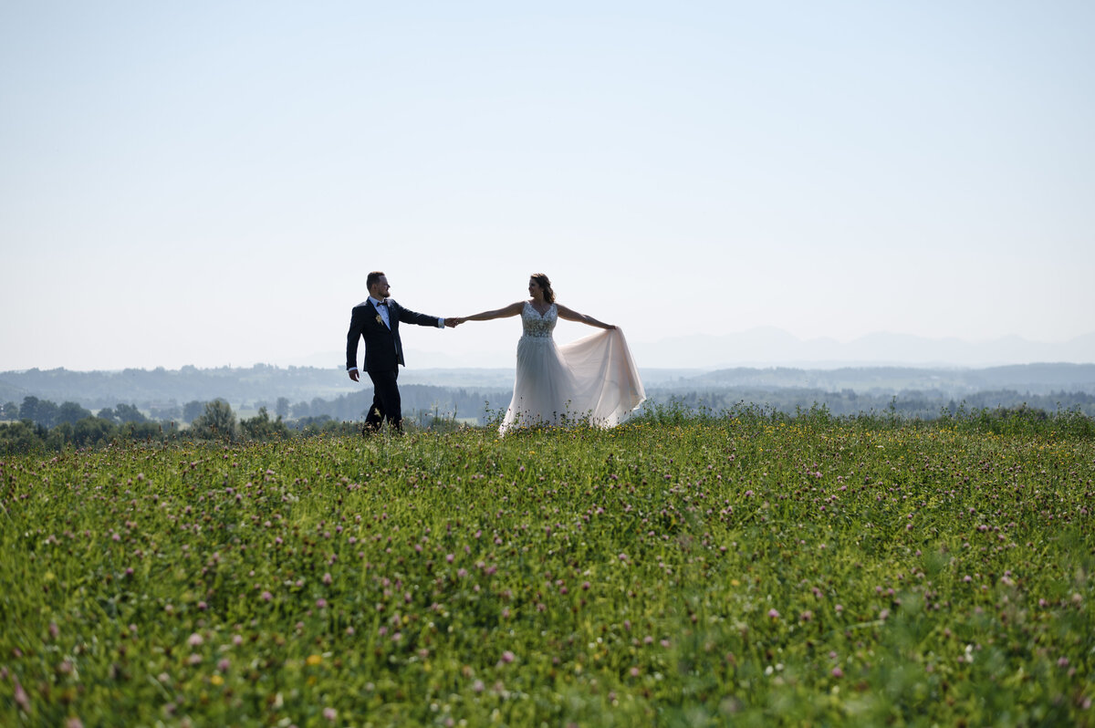 Brautpaar geht am Horizont entlang Hochzeitsfotograf München