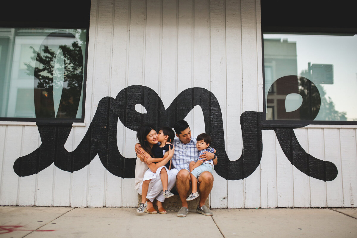 chicago-lifestyle-family-photographer-urban-love-graffiti-wall