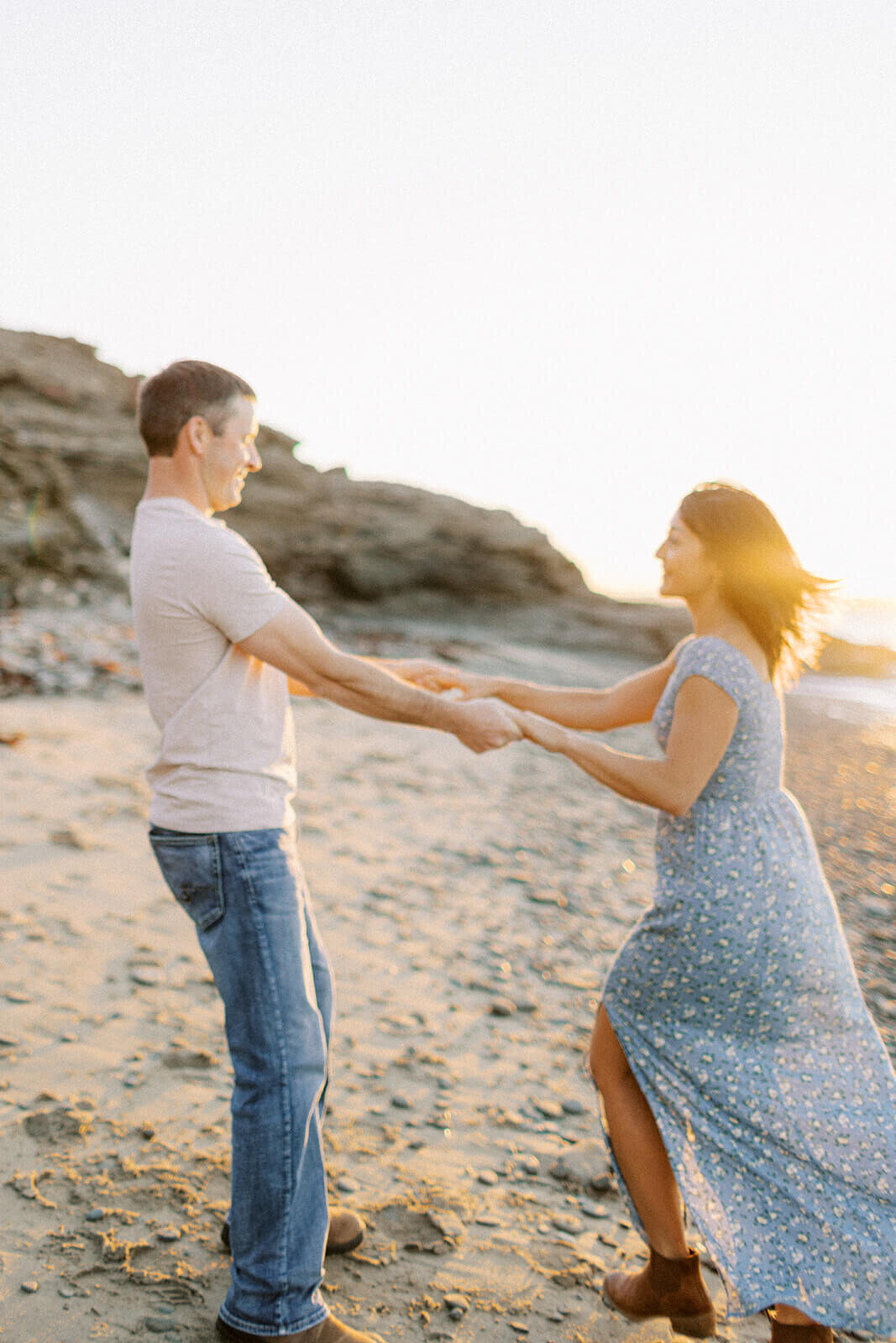 couple-dance-at-the-beach