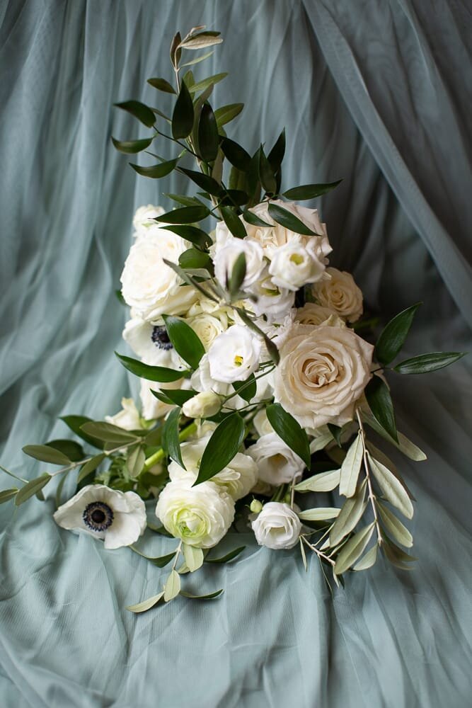 white-wedding-bridal-bouquet