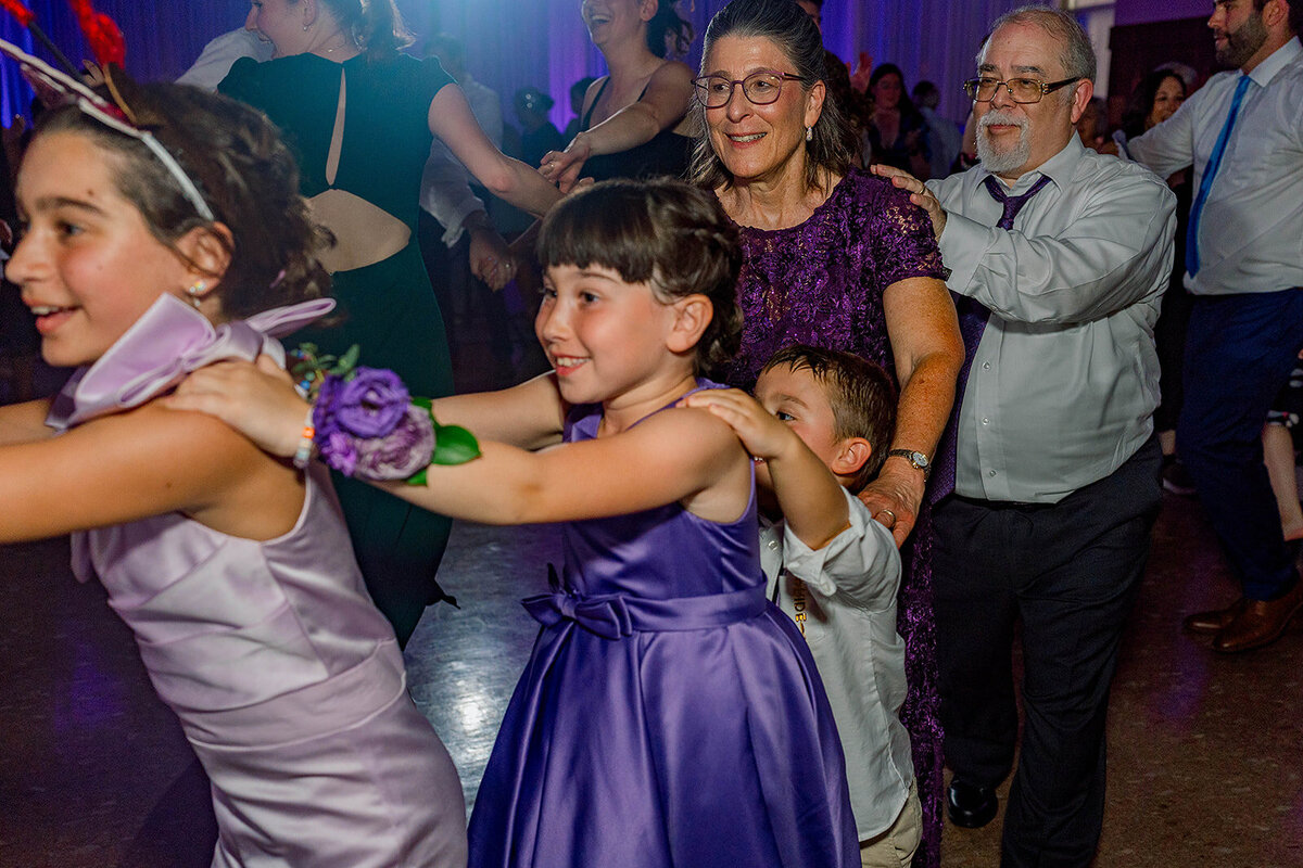 Eliana-Melmed-Photography-Chicago-LosAngeles-Jewish-WeddingPhotography-ElianaSklar-DanceFloor-00005