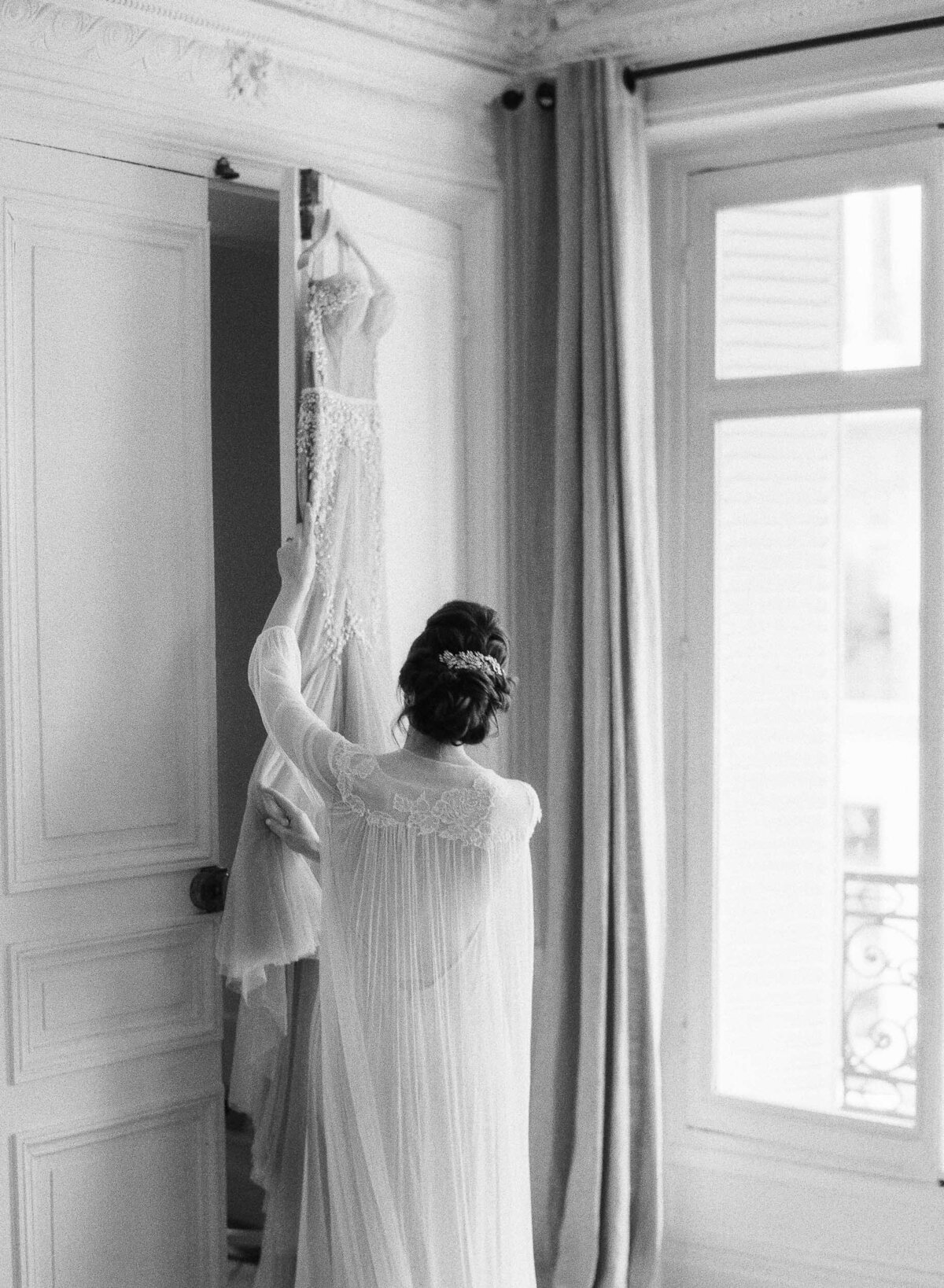 7-Paris-wedding-bride-getting-ready-Alexandra-Vonk-photography