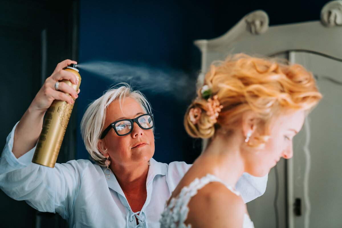Trouwen Texel Bart en Anouk Eiland hotel detail bruid haren 