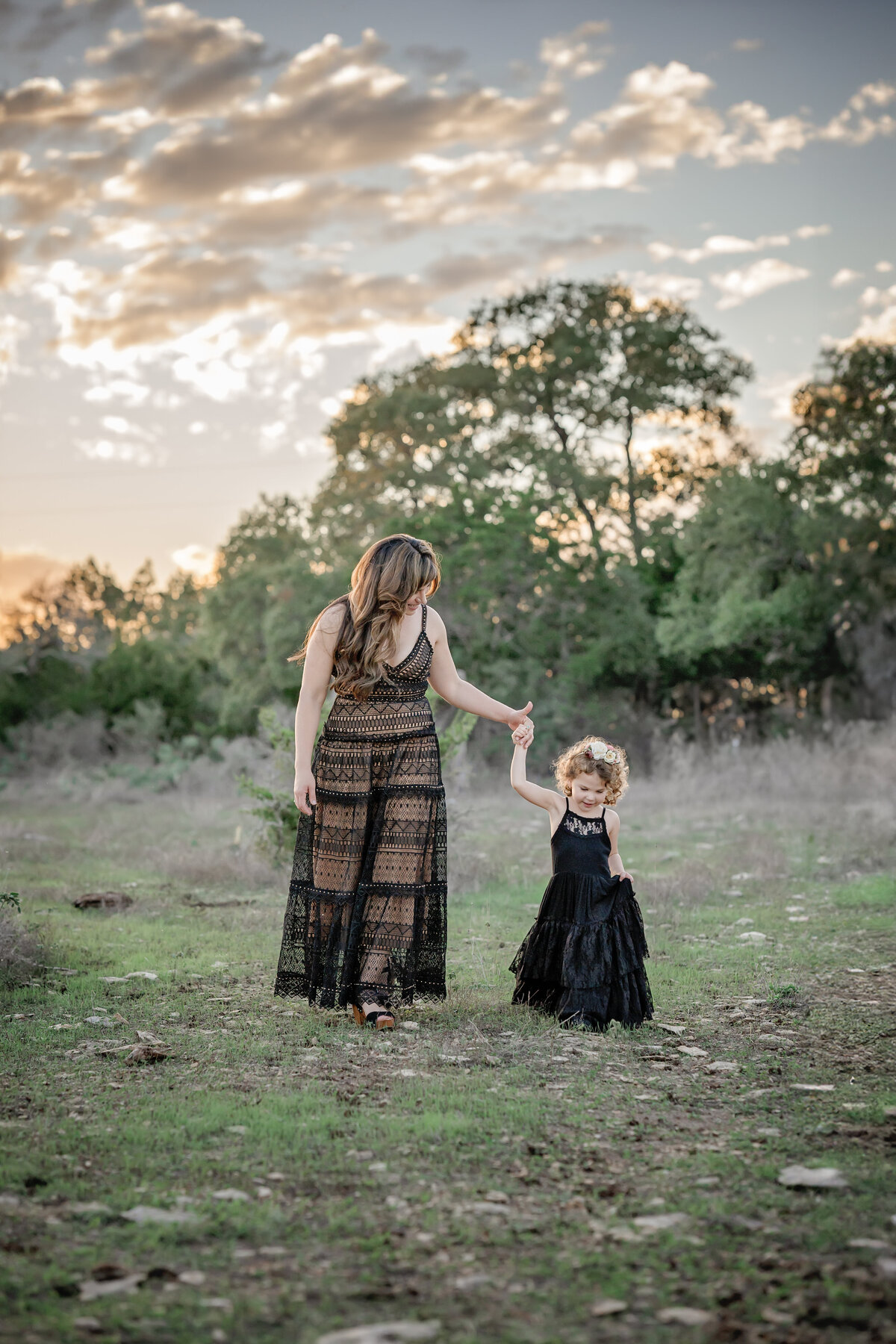 family_photos_outdoors_in_field_New_Braunfels_07
