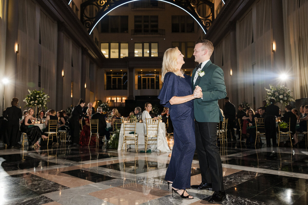curtis-atrium-wedding-photos-philly-200