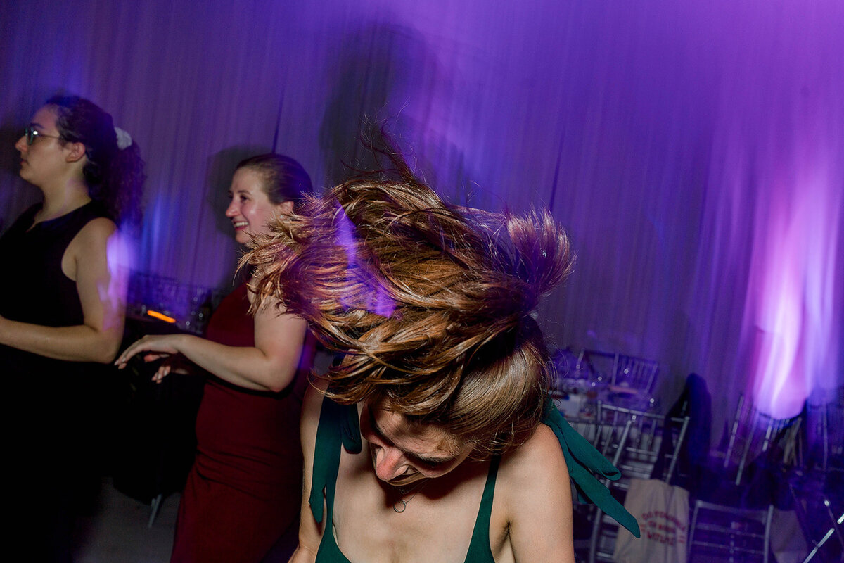 Eliana-Melmed-Photography-Chicago-LosAngeles-Jewish-WeddingPhotography-ElianaSklar-DanceFloor-00386