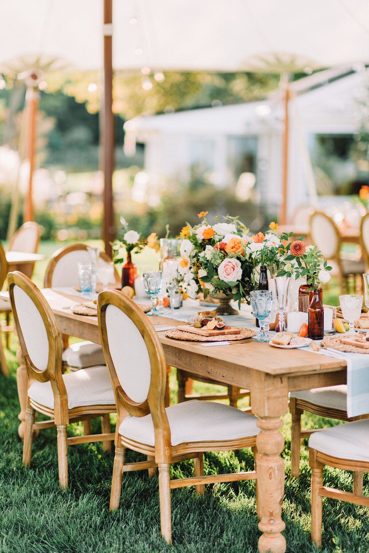 Sunny floral wedding table decor.