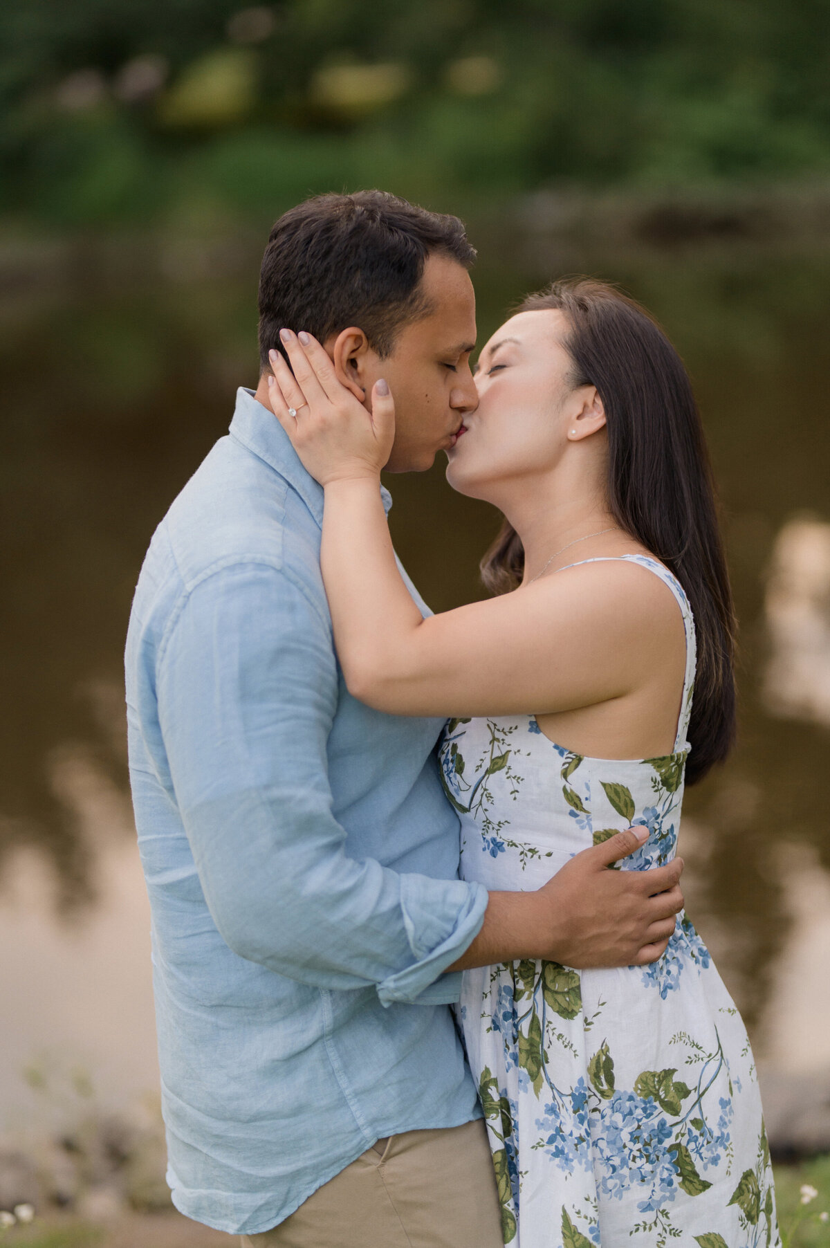 boston-engagement-photographers-boston-studio-engagement-session-picnic-field-couples-kiss