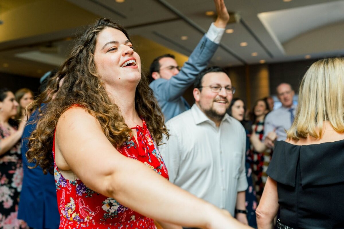 Eliana-Melmed-Photography-Chicago-LosAngeles-Jewish-WeddingPhotography-ShulaNoah-Simcha-Dancing-00121