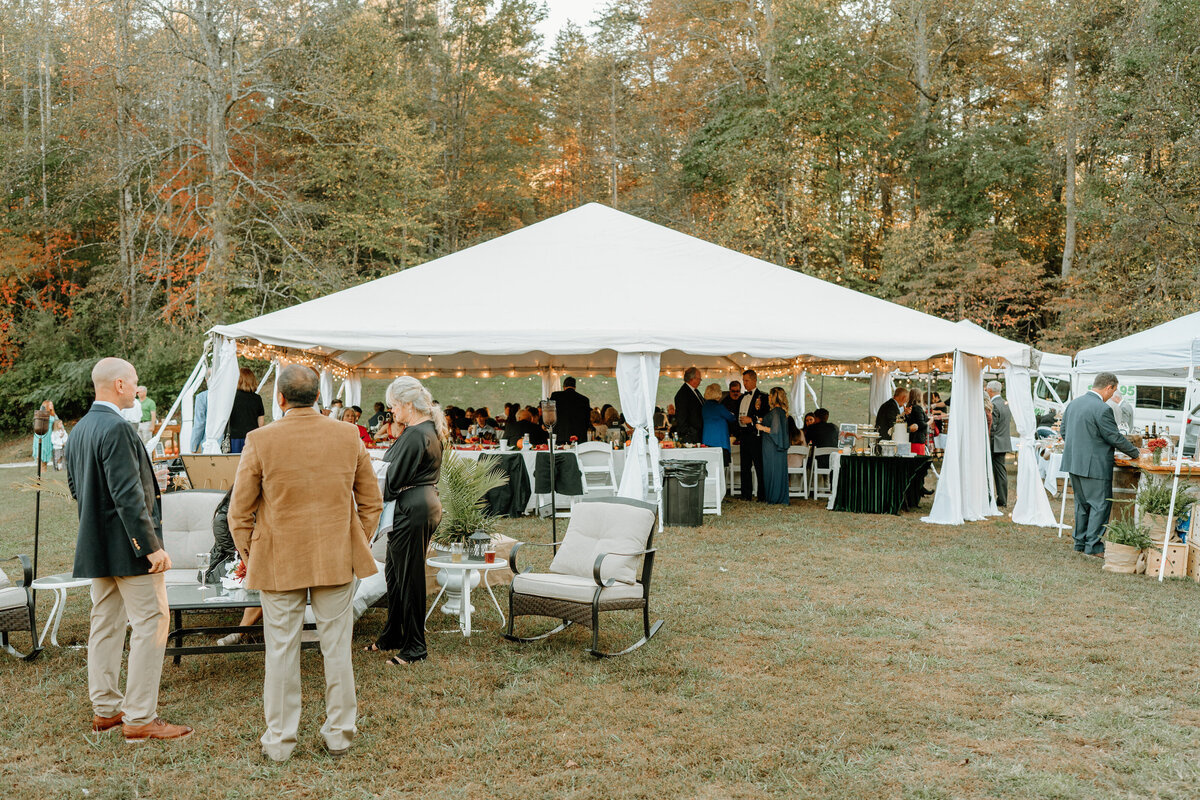 white outdoor tent for a wedding