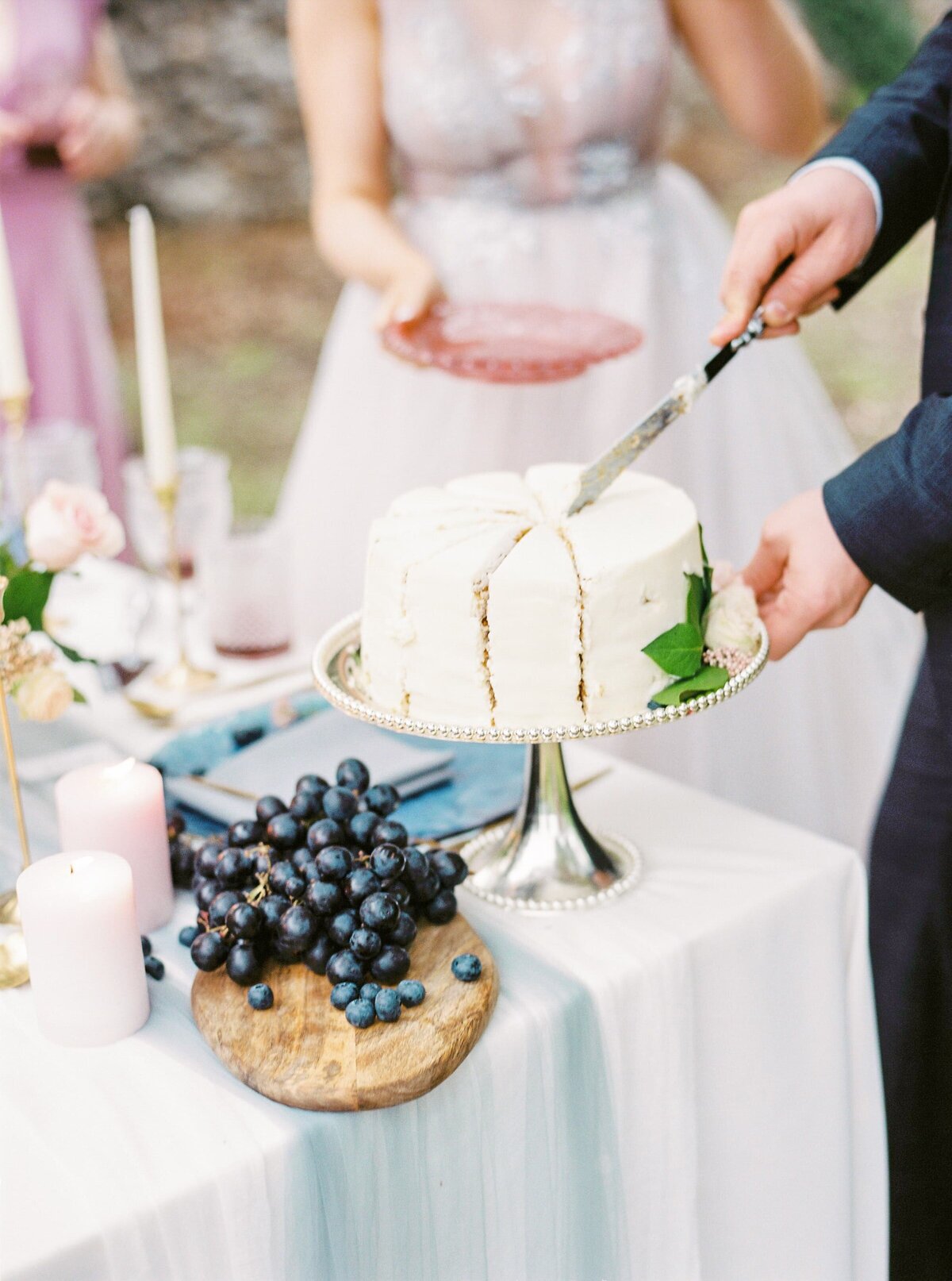 groom-cutting-wedding-cake