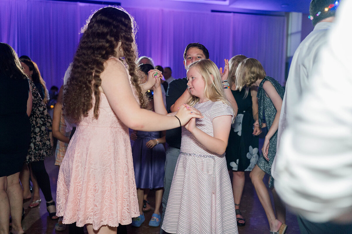 Eliana-Melmed-Photography-Chicago-LosAngeles-Jewish-WeddingPhotography-ElianaSklar-DanceFloor-00149
