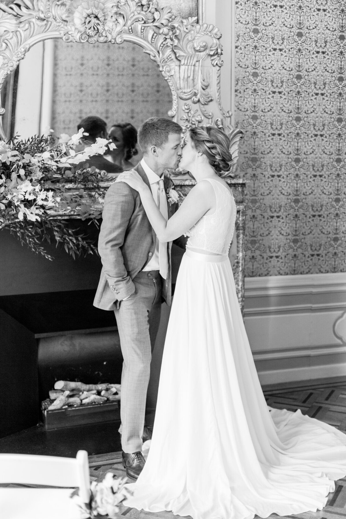 Black and white photo of the first kiss after the wedding ceremony for an intimate wedding photoshoot at the Tassenmuseum organized by Lovely & Planned