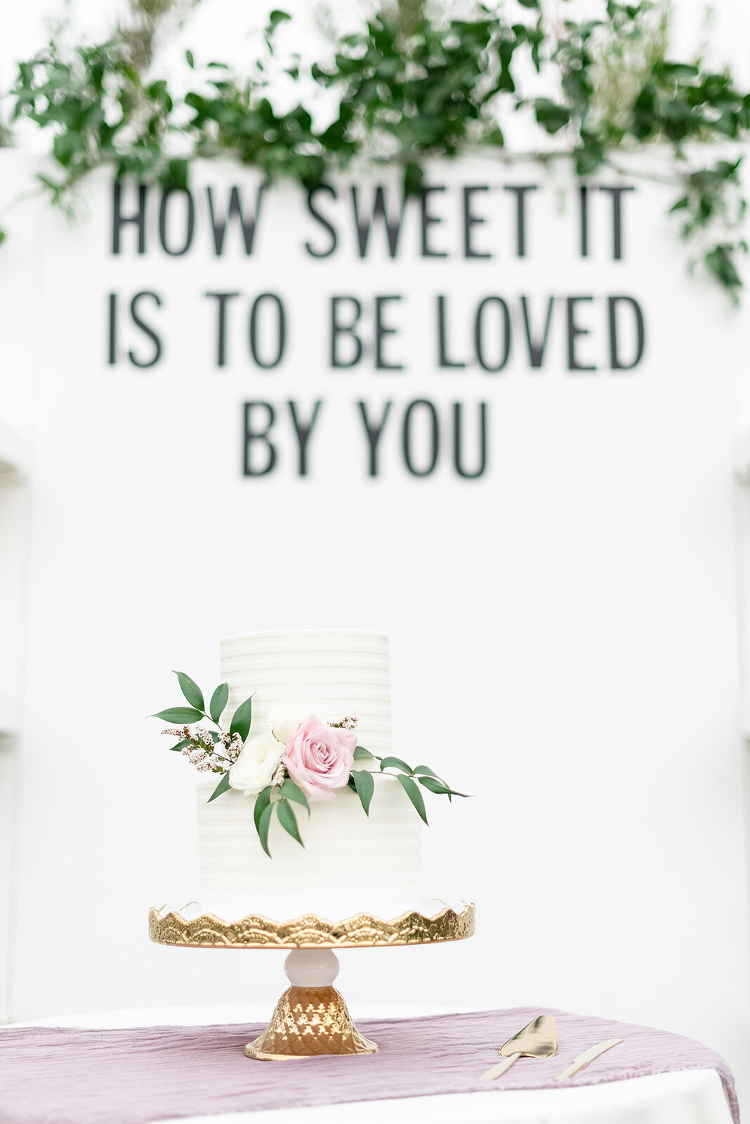 White wedding cake, Light and airy wedding photography by the Best Boise Wedding Photographers
