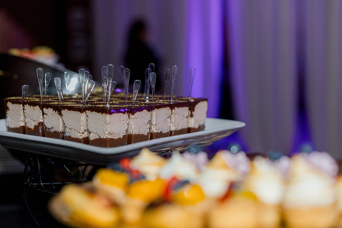 Eliana-Melmed-Photography-Chicago-LosAngeles-Jewish-WeddingPhotography-ElianaSklar-DanceFloor-00296