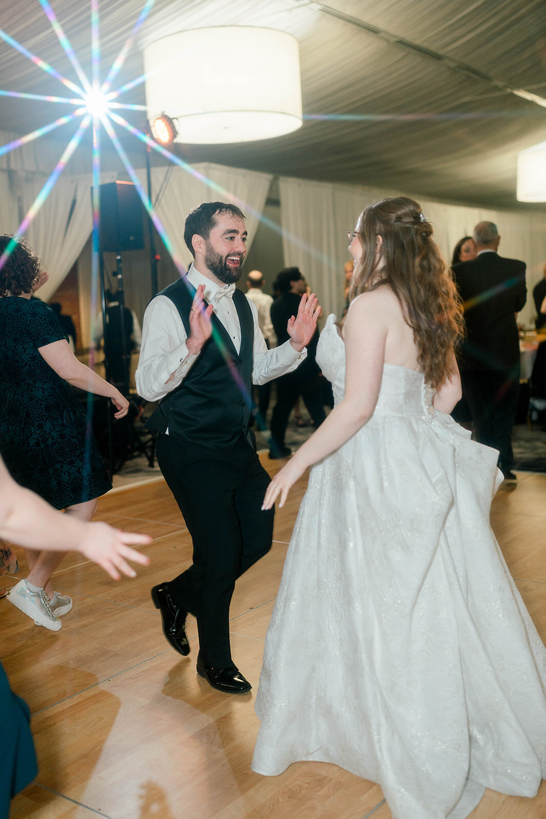 Eliana-Melmed-Photography-Chicago-LosAngeles-Jewish-WeddingPhotography-Dancefloor-00220