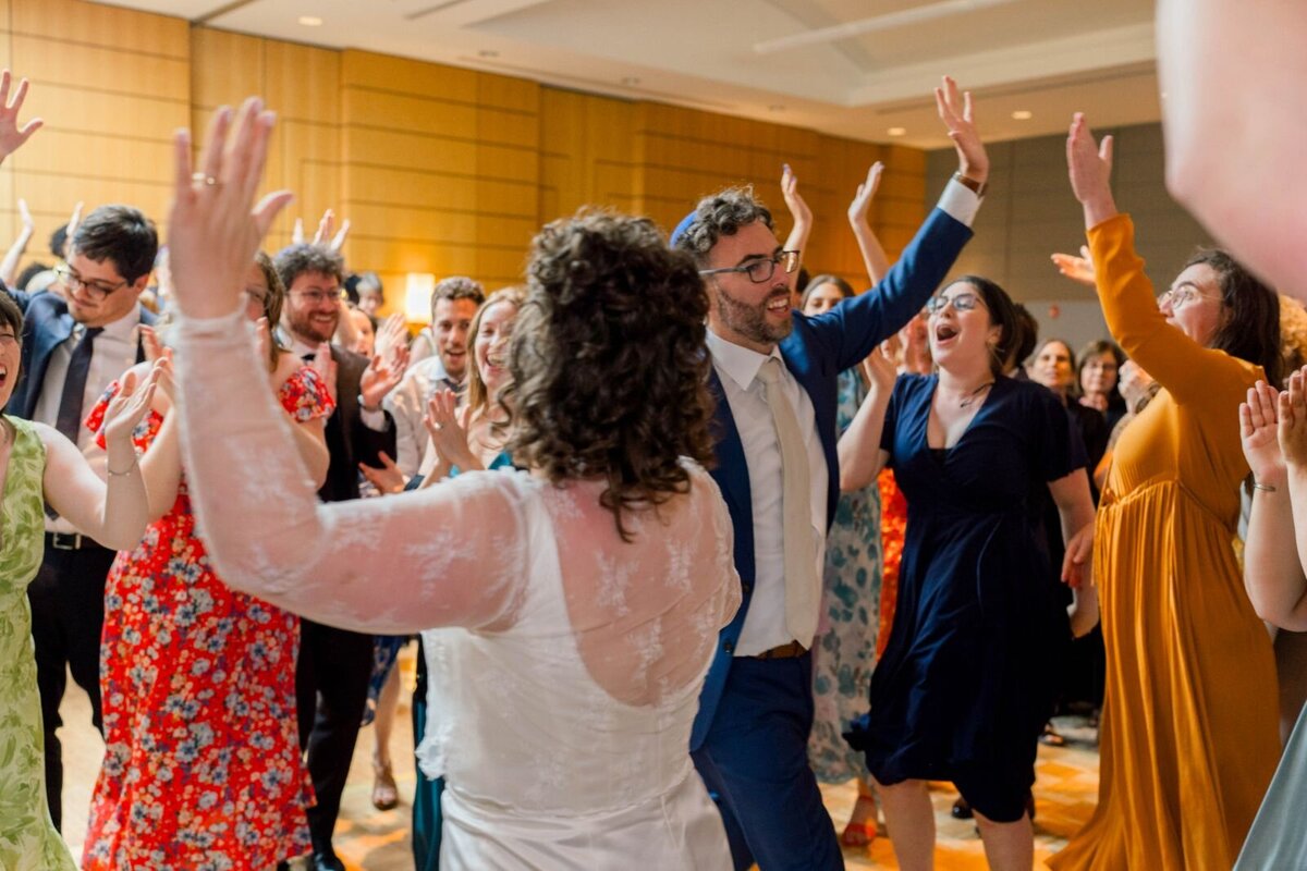 Eliana-Melmed-Photography-Chicago-LosAngeles-Jewish-WeddingPhotography-ShulaNoah-Simcha-Dancing-00102