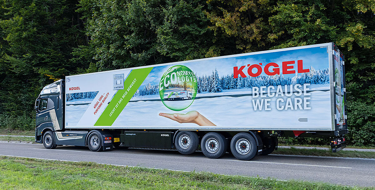Moderní návěs Kögel s ekologickým motivem „Because We Care“