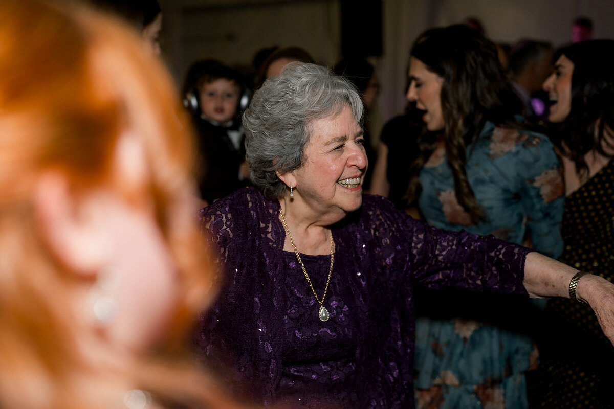 Eliana-Melmed-Photography-Chicago-LosAngeles-Jewish-WeddingPhotography-SimchaDancing-00139