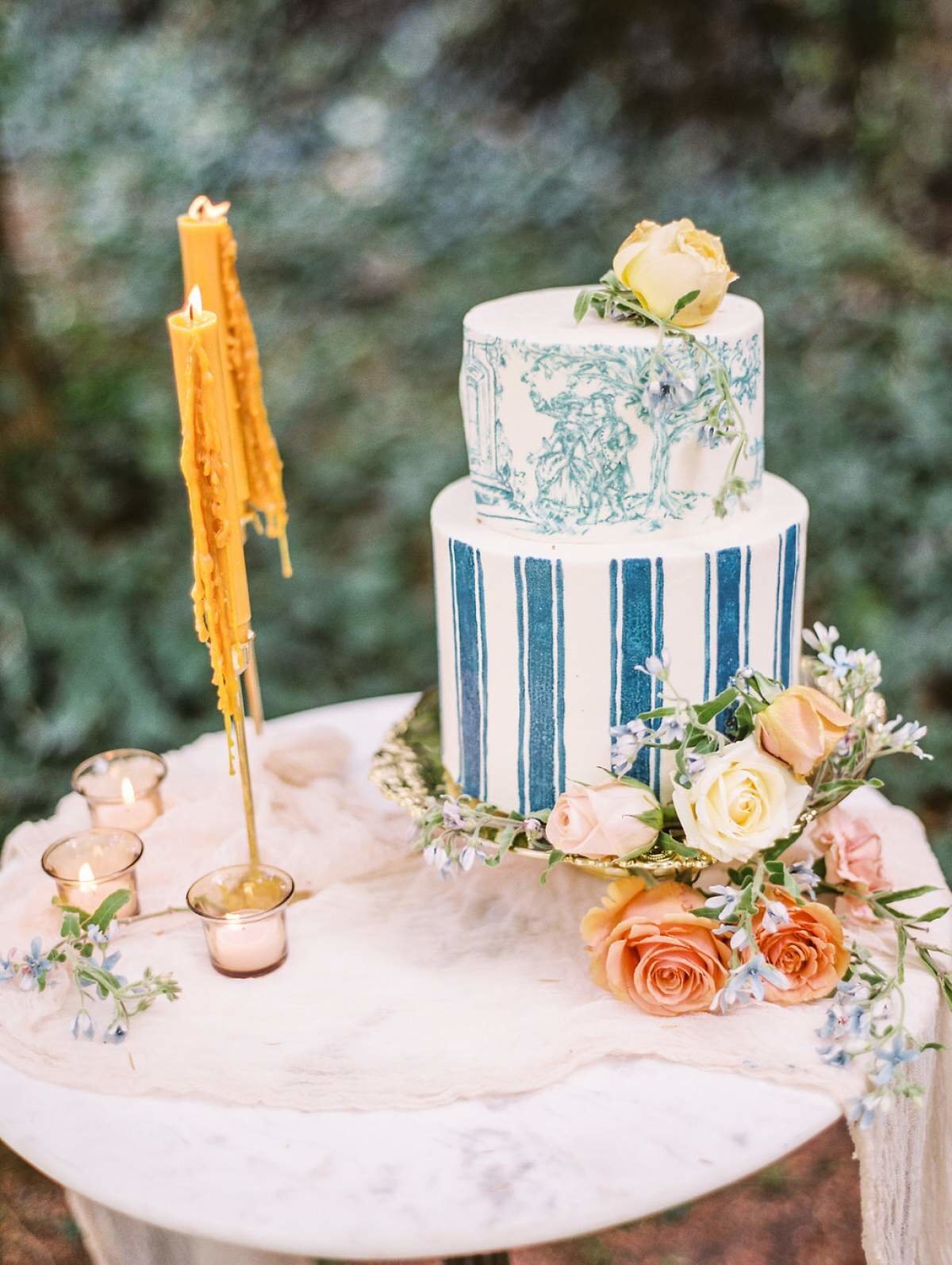 blue-toile-wedding-cake