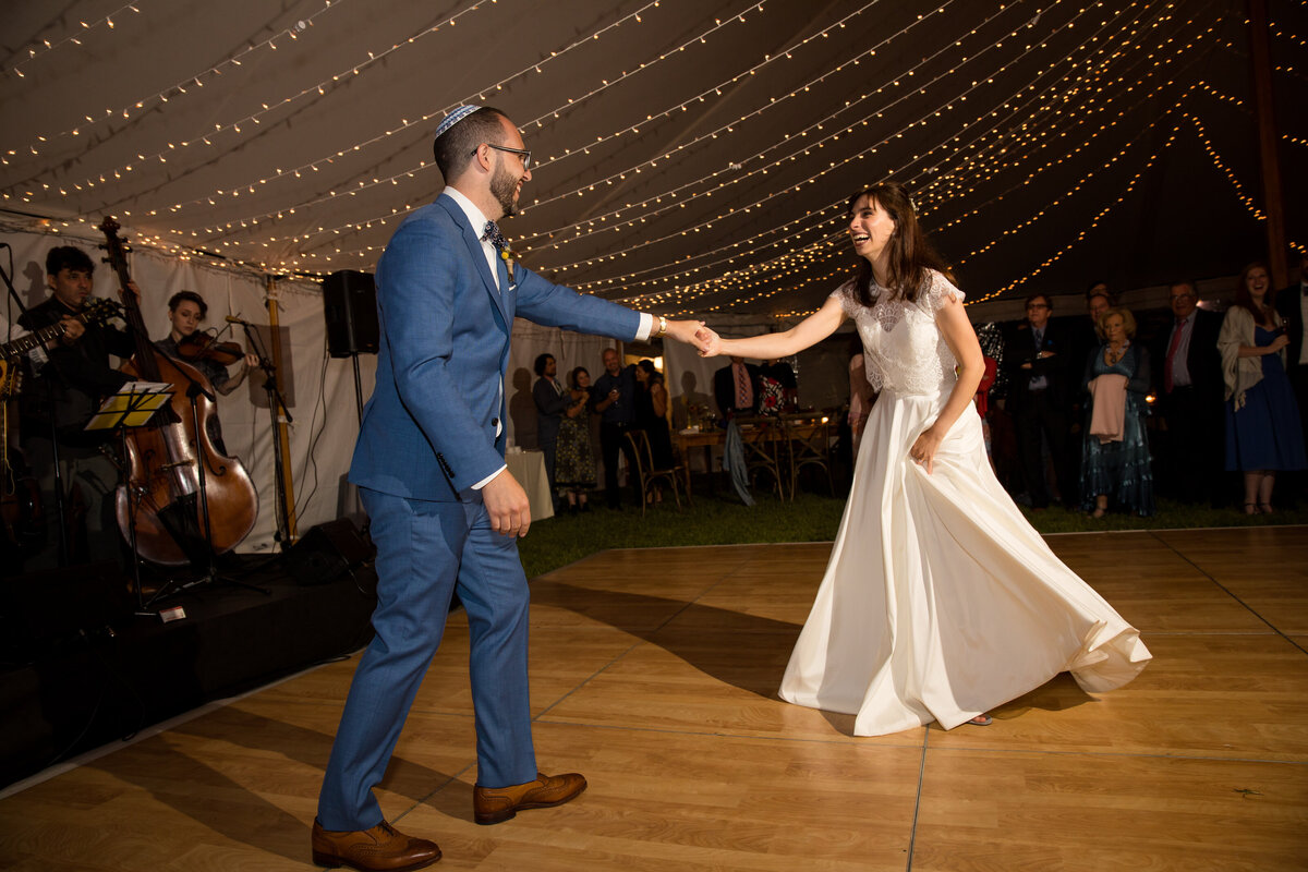 Witness the magic of this breathtaking wedding moment at a Chesterwood Berskshires, skillfully captured by photographer Matthew Cavanaugh.