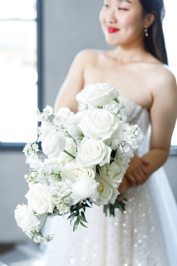 violet-arden-floral-white-modern-wedding-flowers