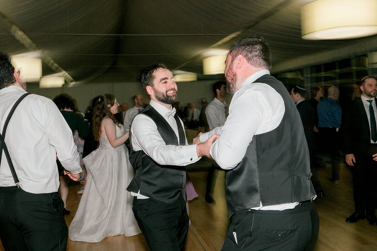 Eliana-Melmed-Photography-Chicago-LosAngeles-Jewish-WeddingPhotography-Dancefloor-00067
