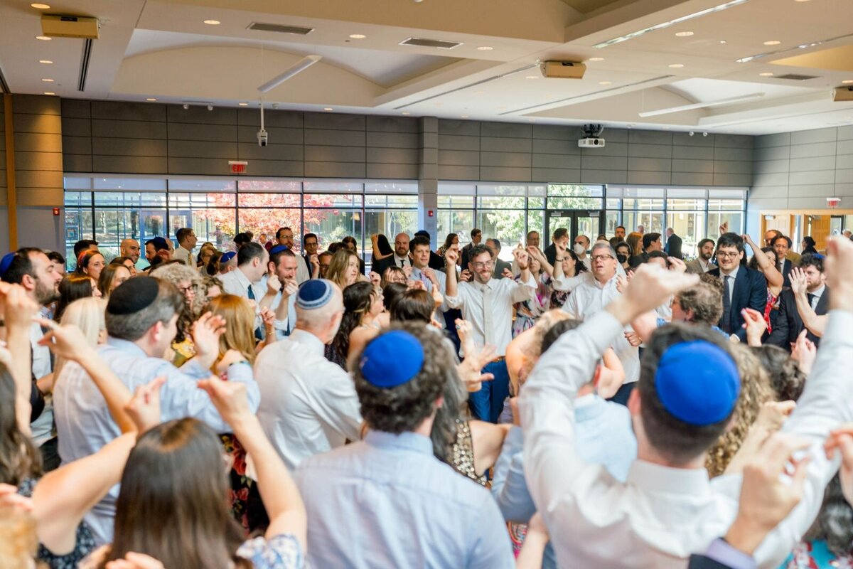 Eliana-Melmed-Photography-Chicago-LosAngeles-Jewish-WeddingPhotography-ShulaNoah-Simcha-Dancing-00057
