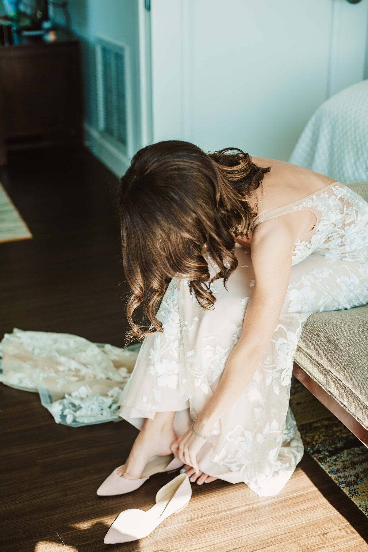 bride-getting-ready-downtown-asheville-hotel