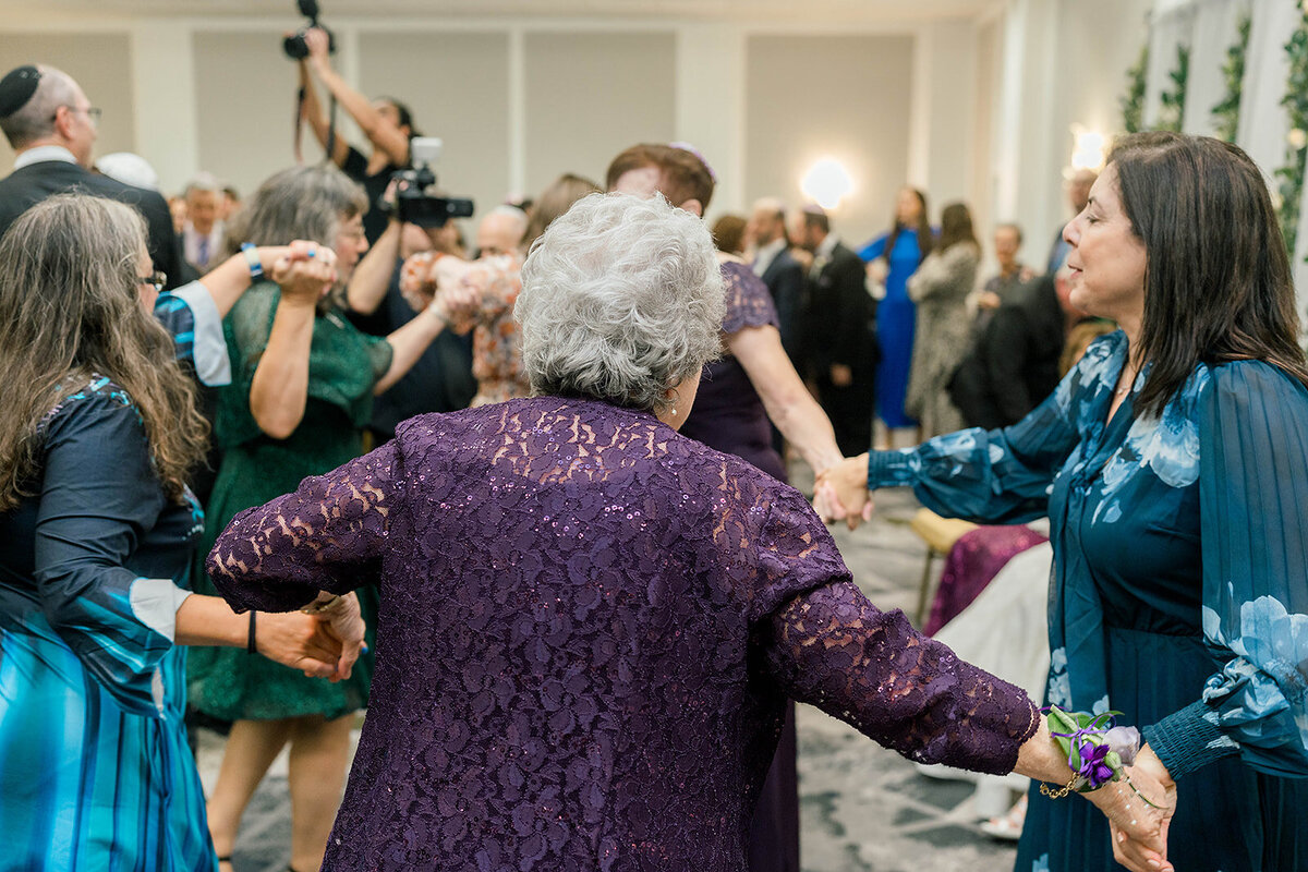 Eliana-Melmed-Photography-Chicago-LosAngeles-Jewish-WeddingPhotography-KabbalatPanim-00099