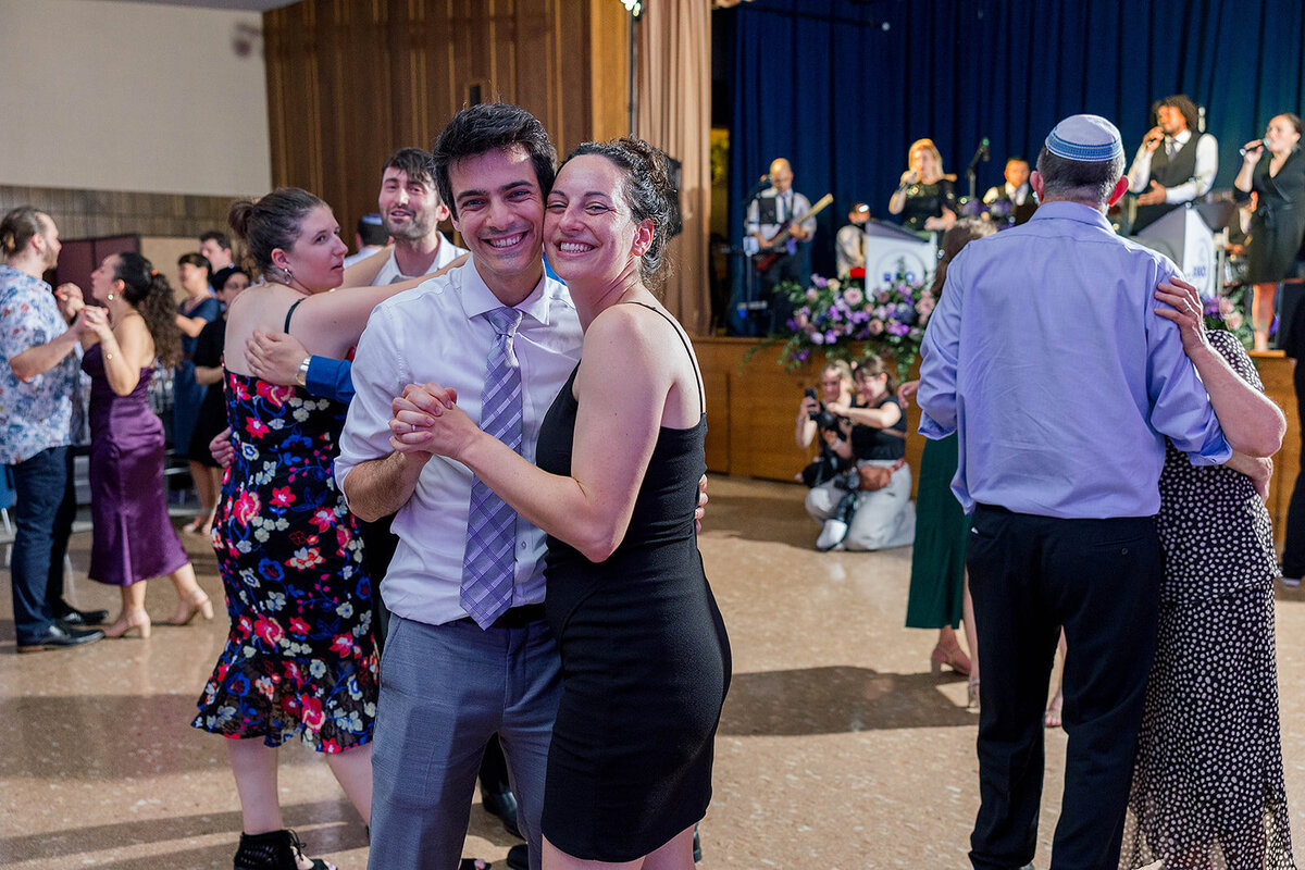 Eliana-Melmed-Photography-Chicago-LosAngeles-Jewish-WeddingPhotography-ElianaSklar-DanceFloor-00089