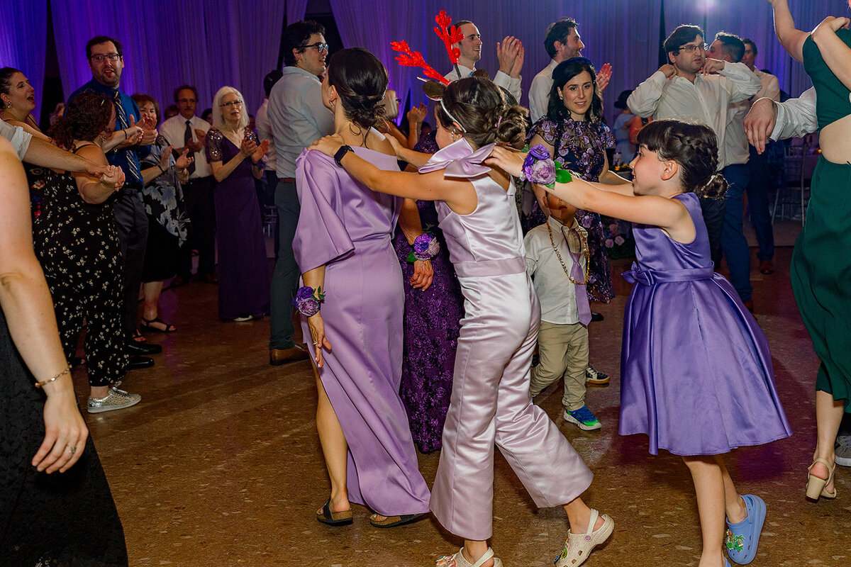 Eliana-Melmed-Photography-Chicago-LosAngeles-Jewish-WeddingPhotography-ElianaSklar-DanceFloor-00003