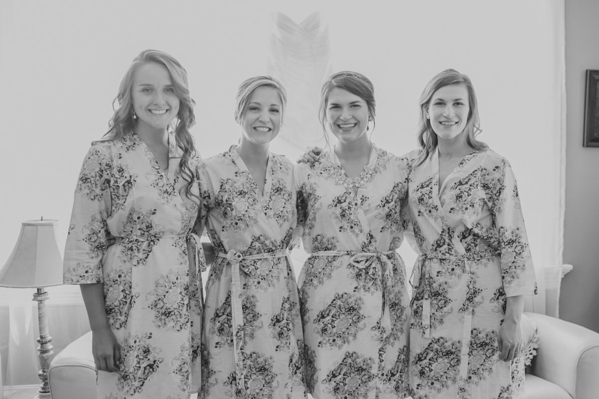 Picture of bride & bridesmaids getting ready in floral robes | Susie Moreno Photography