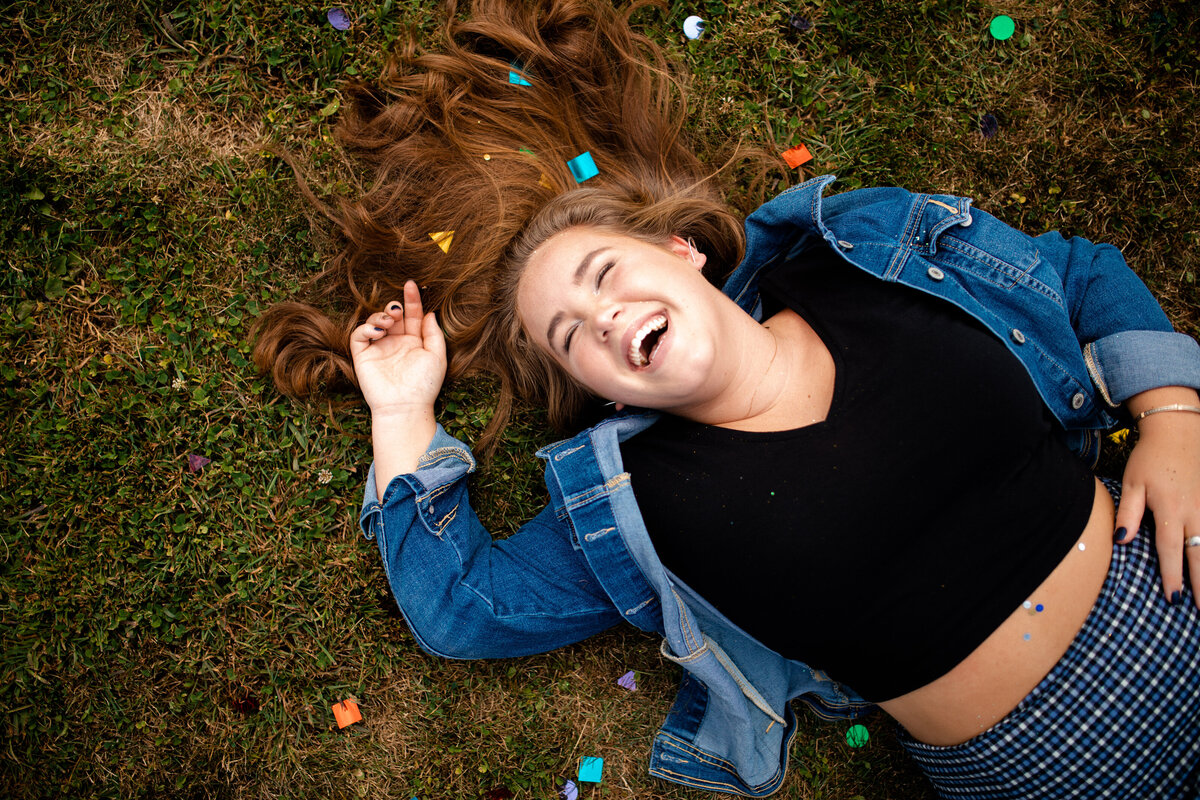 laughing-senior-portrait-girl-with-confetti