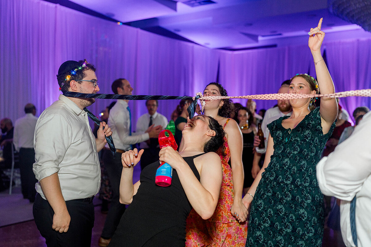 Eliana-Melmed-Photography-Chicago-LosAngeles-Jewish-WeddingPhotography-ElianaSklar-DanceFloor-00178