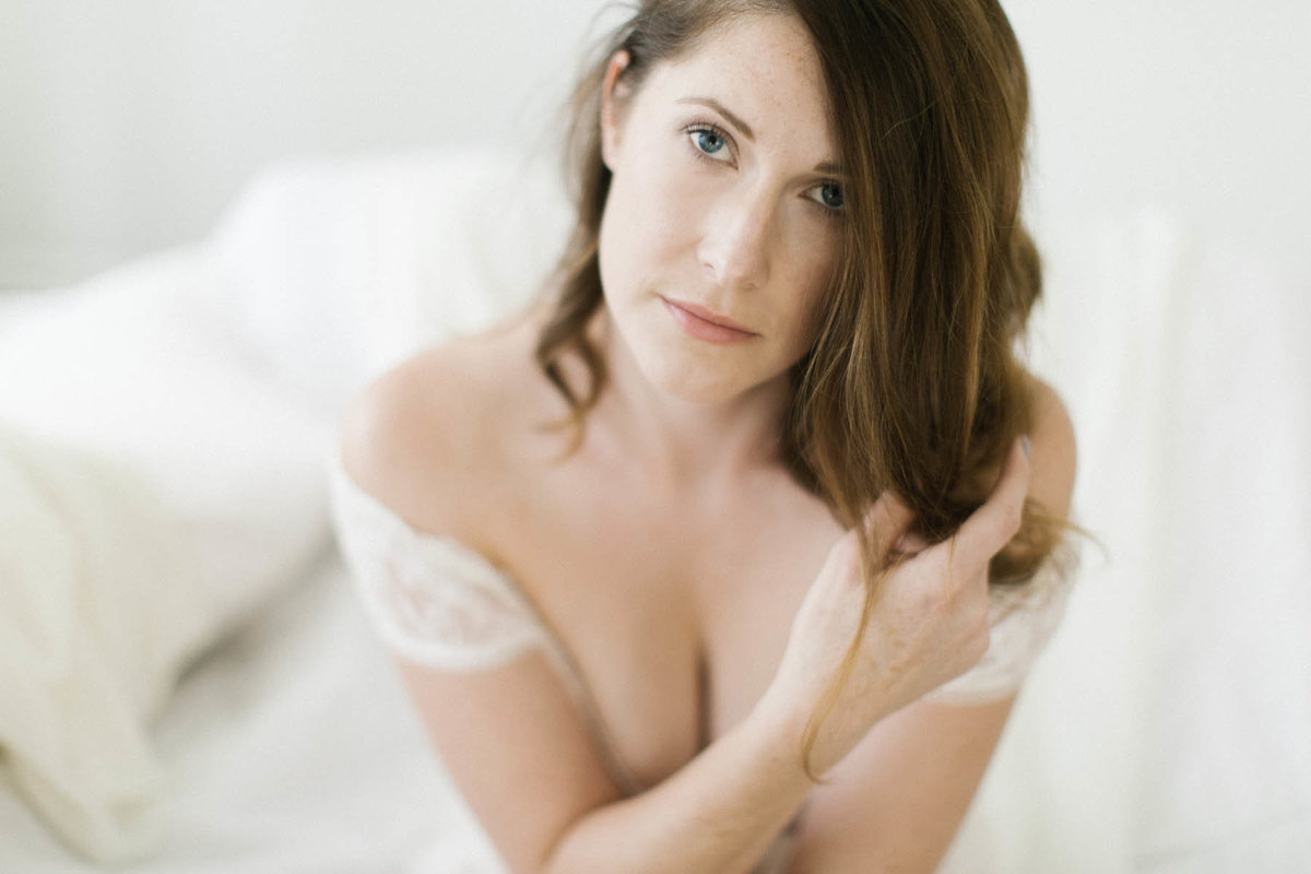 woman celebrating her 30th birthday with a boudoir session
